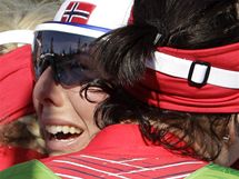 SLZY. Norka Kristin Strmerov Steiraov ple na rameni sv tmov kolegyn pot, co ve skiatlonu skonila tvrt. Na olympijskch hrch na ni pka pod stupni vtz zbyla ji potvrt. 