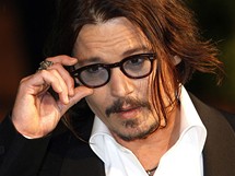 Londnsk premira filmu Alenka v i div - herec Johnny Depp