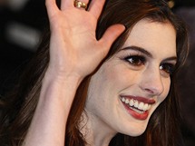 Londnsk premira filmu Alenka v i div - hereka Anne Hathawayov