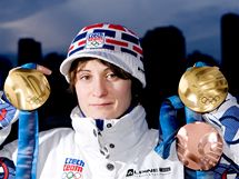 esk rychlobruslaka Martina Sblkov se svmi temi olympijskmi medailemi. (25. nora 2010)