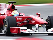 Felipe Massa s Ferrari pi testech v Barcelon.