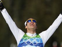vdsk lya Marcus Hellner se raduje ze zlat medaile ze Skiatlonu