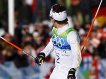 ZLATO JE JIST. Marcus Hellner se ot v clov rovince olympijskho zvodu ve skiatlonu. U v, e vyhrl. 