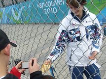 Mal fanouek si fotografuje zlatou olympijskou medaili Martiny Sblkov. 