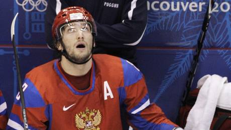 TAK NIC. Zklamaný ruský útoník Alexandr Ovekin pi zápase s Kanadou.