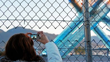 ena si fotí hoící olympijský ohe nov vytvoeným prezem v plot