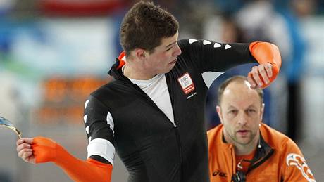 Sven Kramer vzteky odhazuje brýle v cíli závodu na 10000 metrů, po němž byl diskvalifikován. Vpravo kouč Gerard Kemkers Sven Kramer vzteky odhazuje brýle v cíli závodu na 10000 metrů, po němž byl diskvalifikován. Vpravo kouč Gerard Kemkers