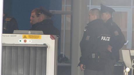Policisté prohledávali Justiní areál v Brn kvli anonymnímu telefonátu, který vyhrooval bombou