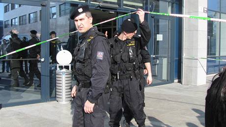 Policisté prohledávali Justiní areál v Brn kvli anonymnímu telefonátu, který vyhrooval bombou