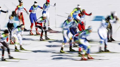 Hromadný start olympijského závodu ve skiatlonu en na 15 kilometr.