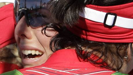 SLZY. Norka Kristin Störmerová Steiraová pláe na rameni své týmové kolegyn poté, co ve skiatlonu skonila tvrtá. Na olympijských hrách na ni píka pod stupni vítz zbyla ji potvrté. 