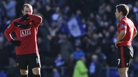 Wayne Rooney (vlevo) a Michael Owen poté, co Manchester United inkasoval třetí gól Wayne Rooney (vlevo) a Michael Owen poté, co Manchester United inkasoval třetí gól