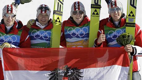 Olympijtí vítzové ze soute drustev skokan na lyích, tým Rakouska. Zleva Wolfgang Loitzl, Andreas Kofler, Thomas Morgenstern a Gregor Schlierenzauer