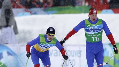 Luká Bauer (vpravo) pedává tafetu Jiímu Magálovi na trati olympijského závodu ve Vancouveru. 