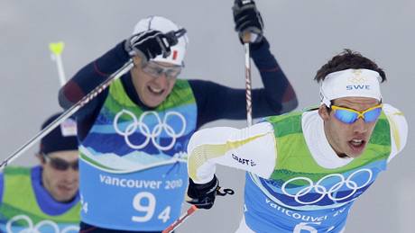 Na ele tafetového olympijského závodu jede Marcus Hellner ze védska (vpravo), za ním Emmanuel Jonnier z Francie a ech Martin Koukal