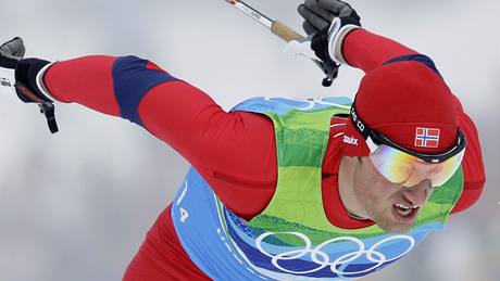 Norsk zvodnk Petter Northug na poslednm seku tafetovho olympijskho zvodu