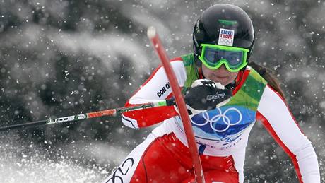 rka Zhrobsk na trati prvnho kola olympijskho zvodu ve slalomu specil.