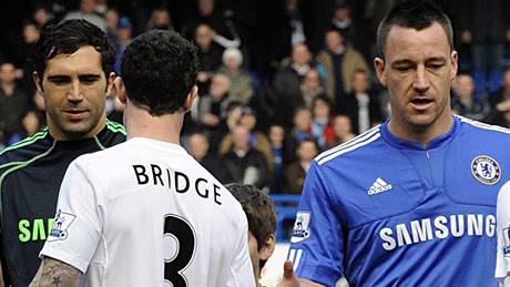 Wayne Bridge z Manchesteru City (zády) před zápasem ruku Johnu Terrymu z Chelsea nepodal Wayne Bridge z Manchesteru City (zády) před zápasem ruku Johnu Terrymu z Chelsea nepodal