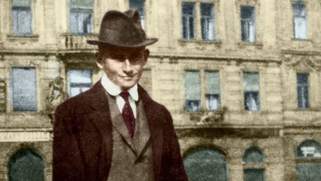 Na snímku vzniklém kolem roku 1910 je Franz Kafka ped domem, který v Praze...