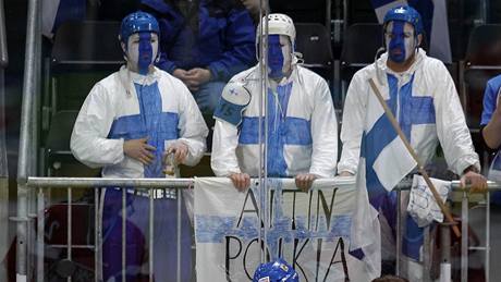 FINTÍ KATI. "Válené" barvy v obliejích fanouk finského hokejového mustva se po tvrtfinálovém zápase zmnily v karnevalové líení.
