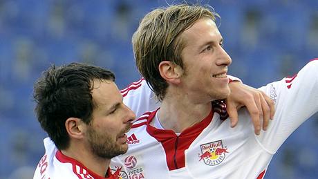 Roman Wallner (vlevo) a Marc Janko ze Salcburku se radují ze vstřeleného gólu. Roman Wallner (vlevo) a Marc Janko ze Salcburku se radují ze vstřeleného gólu.