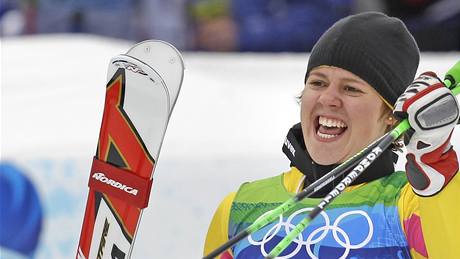 Pekvapivá vítzka obího slalomu Viktoria Rebensburgová se raduje z olympijského triumfu. 