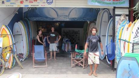 Jonathan Zamora u surfového obchodu a koly Kanaana eského pvodu Kellyho Zaka. Ten stojí v pozadí v hndém triku.
