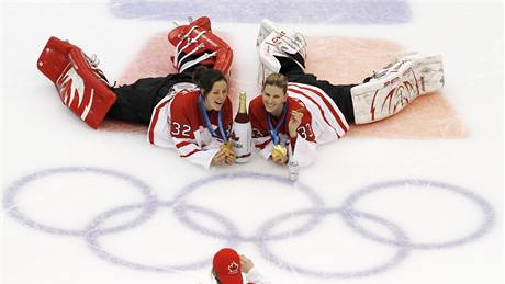 Kanada má první hokejové zlato z domácí olympiády. Te vichni ekají, e enský úspch zopakují i mui.