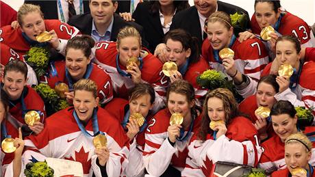Kanada má první hokejové zlato z domácí olympiády. Te vichni ekají, e enský úspch zopakují i mui.