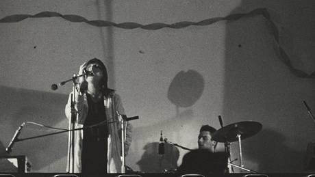 Slavná zpvaka Nico vystoupila v íjnu 1985 na neoficiálním koncertu v Brn. Za normalizace lo o výjimenou a velmi významnou událost za zády tehdejího reimu.