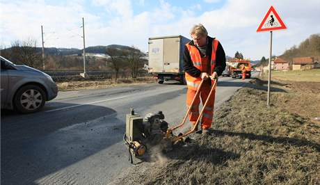 Opravy vtluk po zim na silnici Brno - Svitavy