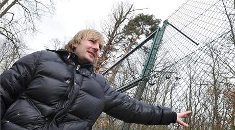 Vedoucí technického úseku ZOO Brno Miroslav Janota u renovovaných ohradník