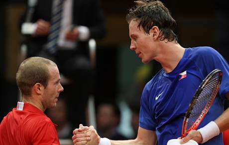 Olivier Rochus (vlevo) gratuluje Tomi Berdychovi k vtzstv v vodn dvouhe Davis Cupu Belgie - esko