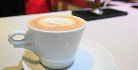 Zdenk Smrka a jeho kresba na cappuccino