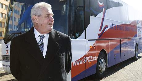 Píznivce Zemana odvezou na jeho inauguraci speciální autobusy.