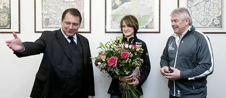 éf SSD Jií Paroubek pi setkání s rychlobruslakou Martinou Sáblíkovou a jejím trenérem Petrem Novákem (8. bezna 2010)