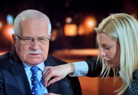 Prezident Vclav Klaus se pipravuje na vysln ve studiu televize Nova, kde vystoupil 2. bezna v poadu Rok s Vclavem Klausem.