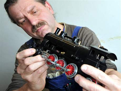 Montá elektrické lokomotivy ve firm Merkur Toys v Polici nad Metují