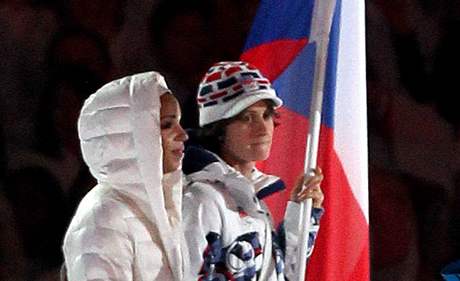 Martina Sblkov nese eskou vlajku pi slavnostnm ukonen olympidy.