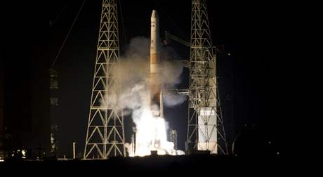 Raketoplán Delta IV vynáí meteorologickou druici na obnou dráhu
