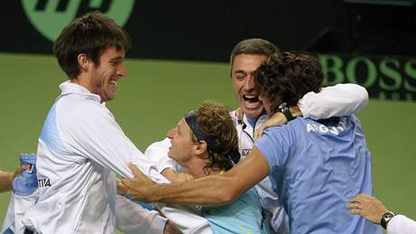Tenist Agentiny slavi postup do tvrtfinle Davis Cupu, v modrm David Nalbandian, kter vyhrl nad Andreasem Vinciguerrou 