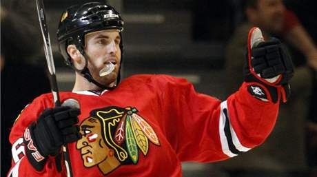 Andrew Ladd (vlevo) z Chicaga Blackhawks oslavuje jeden ze svch t gl do st Detroitu Red Wings. vlevo zklaman Brett Lebda