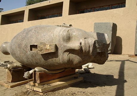 Archeologov v egyptskm Luxoru objevili pes ti tisce let starou hlavu sochy Tutanchamonova ddeka.