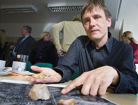 éf výzkumného týmu Karel Nováek ukazuje nálezy z Arbílu.