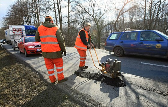 Opravy výtluk na silnicích, ilustraní foto