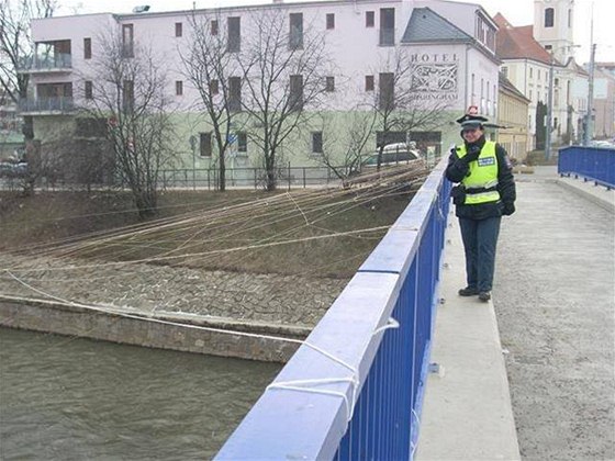 Umlohmotné pytlíky uvázané na provázcích zdobily most pes Svratku na Vídeské ulici v Brn.