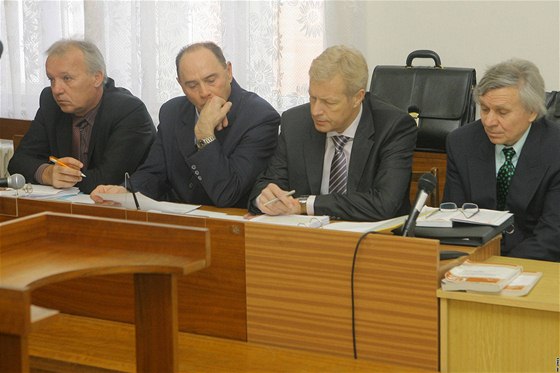 Jaroslav Lenhart (druhý zleva) a Bohumil Dolák (vpravo) u soudu v eském Krumlov