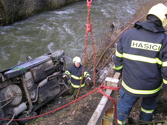 Dva lidé se zranili poté, co jejich auto spadlo do eky Svitavy. Stalo se tak kvli tomu, e se vyhýbali motorkái. Ilustraní foto