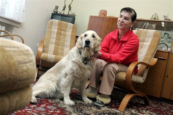 Nevidomá Miroslava Kneslová s vodícím psem Fanynkou.