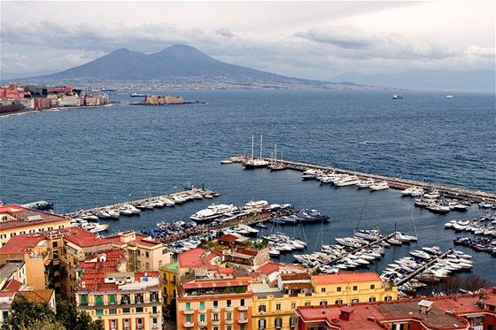 Pístav v Neapoli dnes zdobí jachty italské smetánky. V budoucnu by to mohla být i lo plná odsouzených vz.